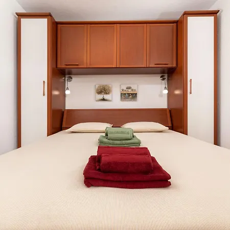By Interhome Appartement Njivice
